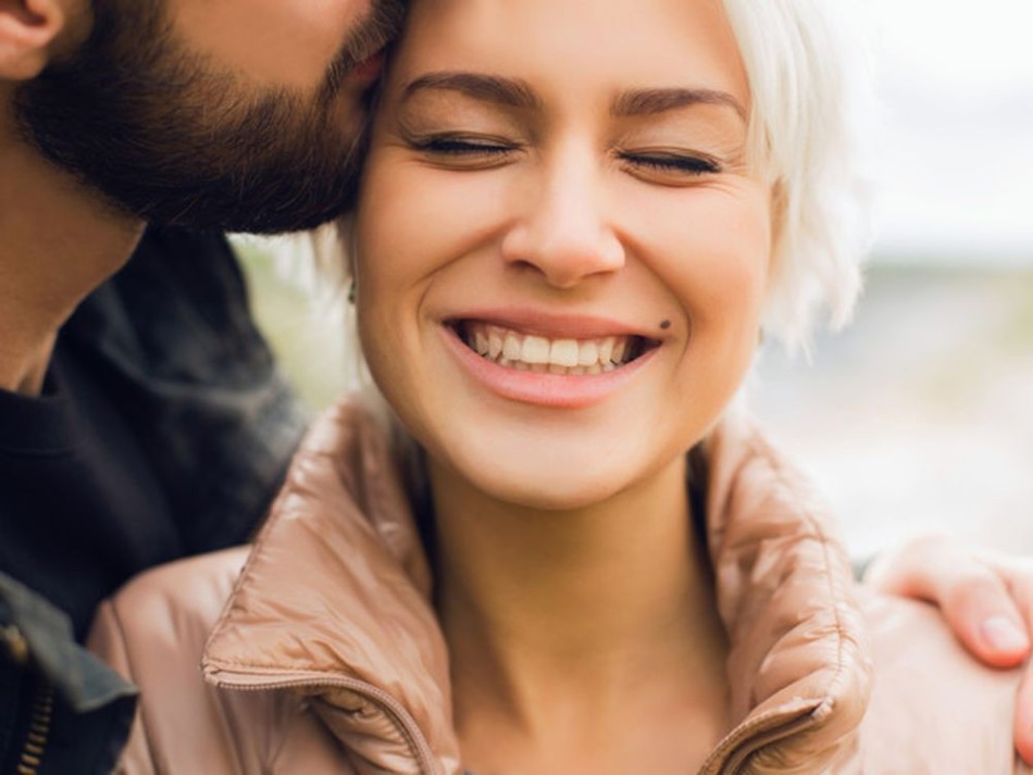 Ciuman dan kontak tubuh menunjukkan hubungan yang hangat