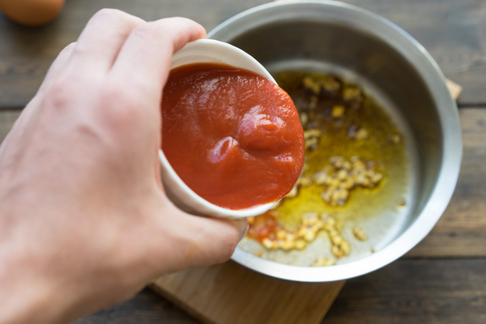 Соус на основе томатной пасты или томатного сока считается классикой «тефтельного» жанра
