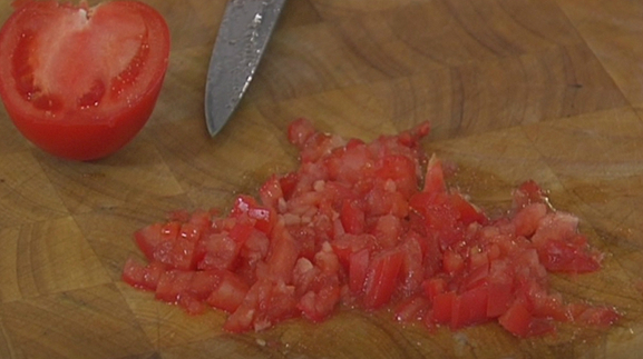 Omlet roulette dengan ham atau bacon: potong tomat