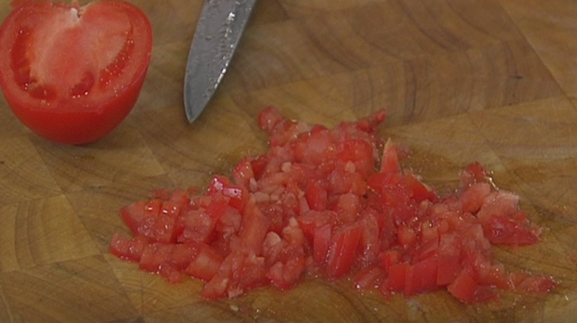 Omlet Roulette mit Schinken oder Speck: Tomaten schneiden