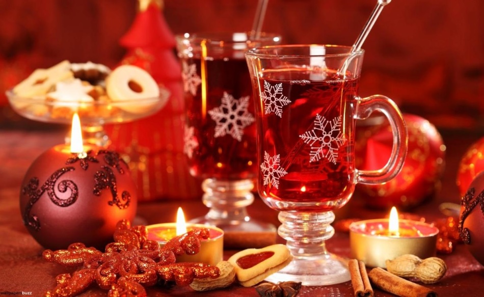 Рекомендуется подать алкогольный рождественский глинтвейн в красиво украшенных бокалах