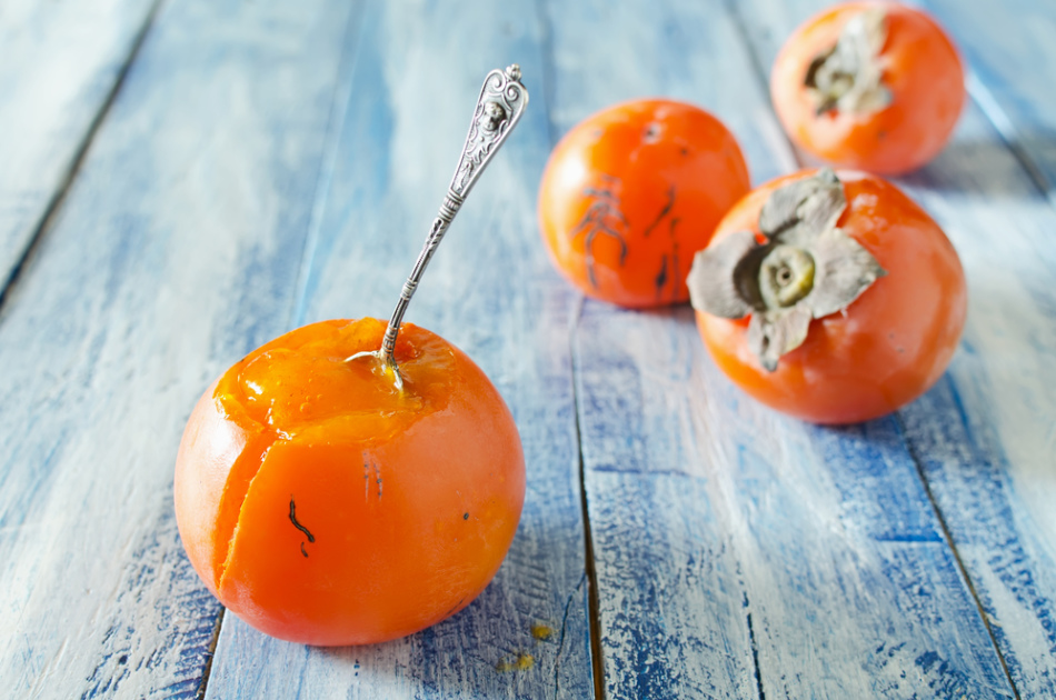 Is the persimmon useful to those who suffer from gastrointestinal diseases?