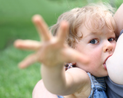 كيف تمنع طفل من الرضاعة الطبيعية؟ متى ستأتي الفترات الأولى؟