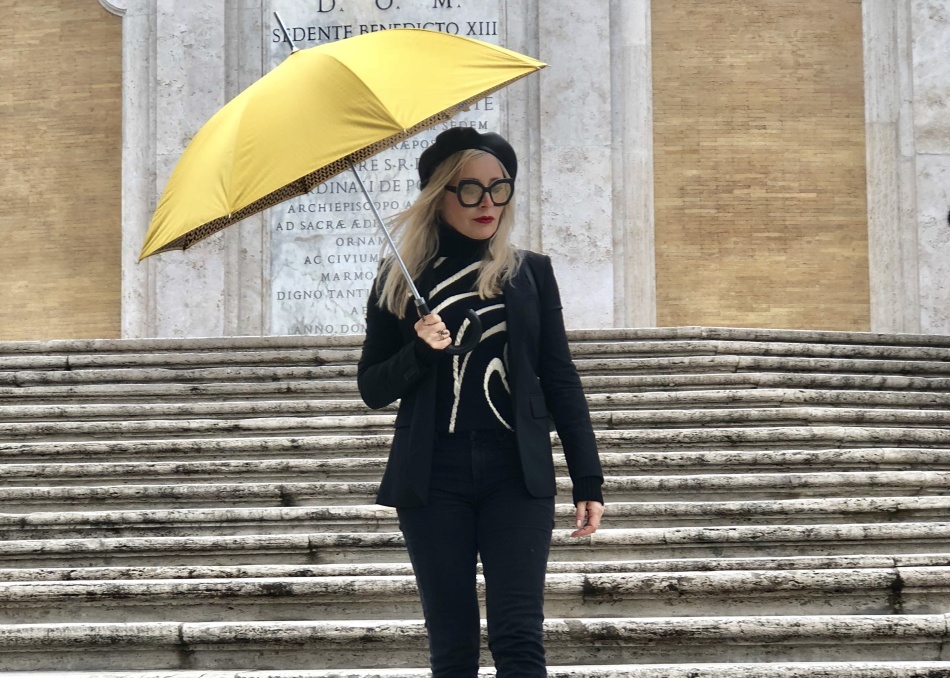 Fashionabla lökar med ett gult paraply