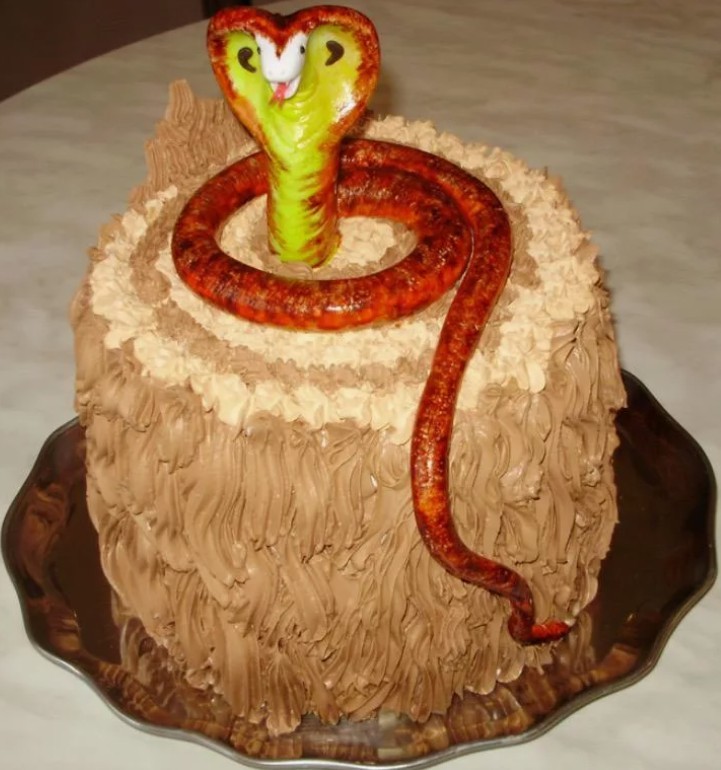 Так можно украсить торт к новому году змеи