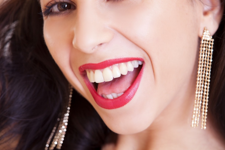 კბილების ბუნებრივი ღიმილი საუკეთესო იარაღია, რომლის გამოყენება ყოველდღიურად შეგიძლიათ