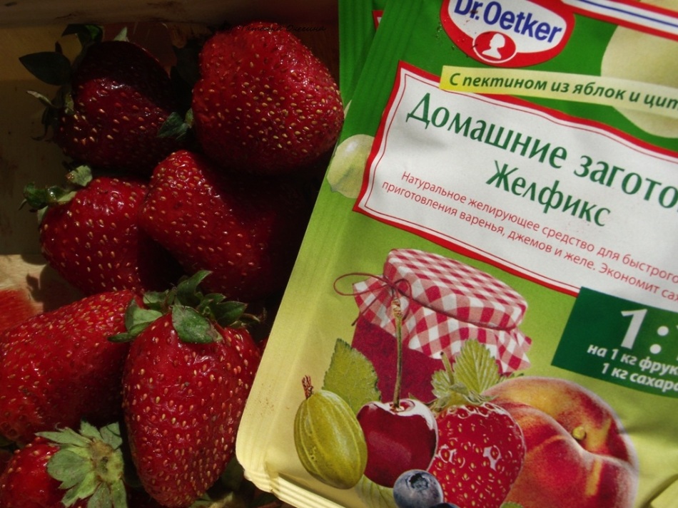 Strawberries and Zhefix - Ingrédients pour cuisiner de la confiture à la maison