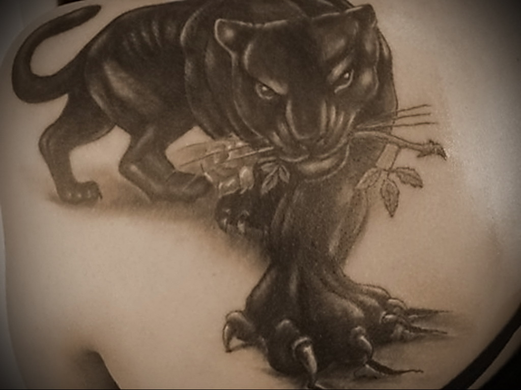 Черно-белая татуировка на плече пантера с розой в зубах
