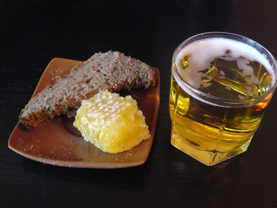 The benefits of black bread with butter and honey