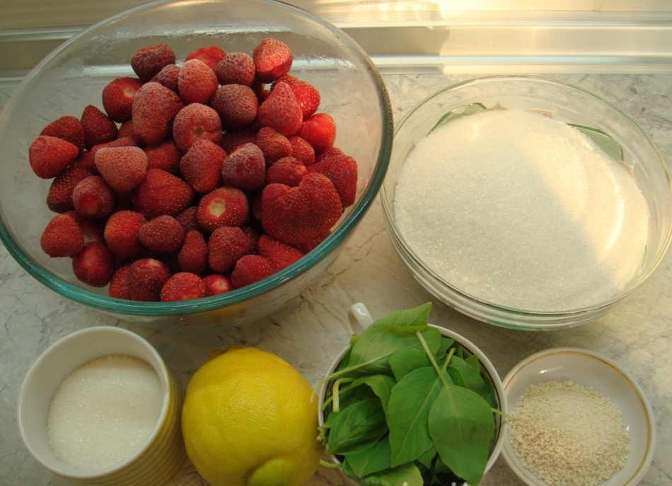Ingrédients pour préparer une confiture de fraises avec citron à la maison