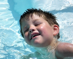 Al lavar la nariz, después de la piscina, bañarse, el agua golpeó la oreja y la puso: ¿qué hacer, cómo verter agua de la oreja? Dolor en la oreja después de lavar la nariz: ¿Qué hacer?