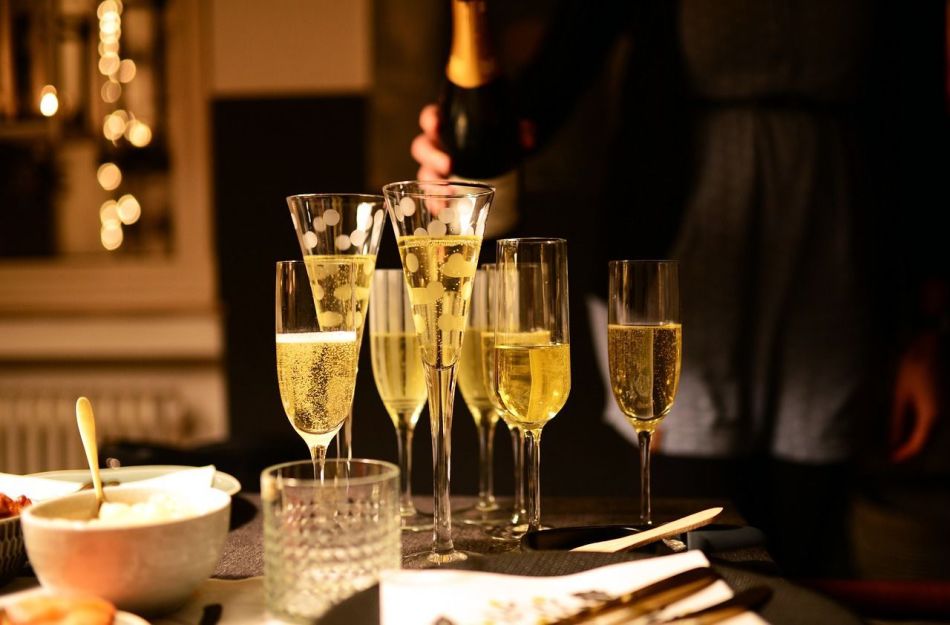 How to store, cool and serve champagne on etiquette?