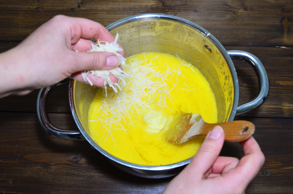 Ajouter à la bouillie qui sera fournie à la viande, au fromage et à l'huile