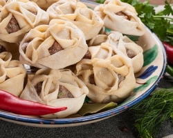 Come cucinare correttamente i mantelli? Quanti minuti per cucinare le manti nell'acqua in una padella, una pentola a cottura lenta, cotta al vapore, in un forno a bacchette fatti in casa, fresco e congelato, acquistato dopo l'acqua bollente?