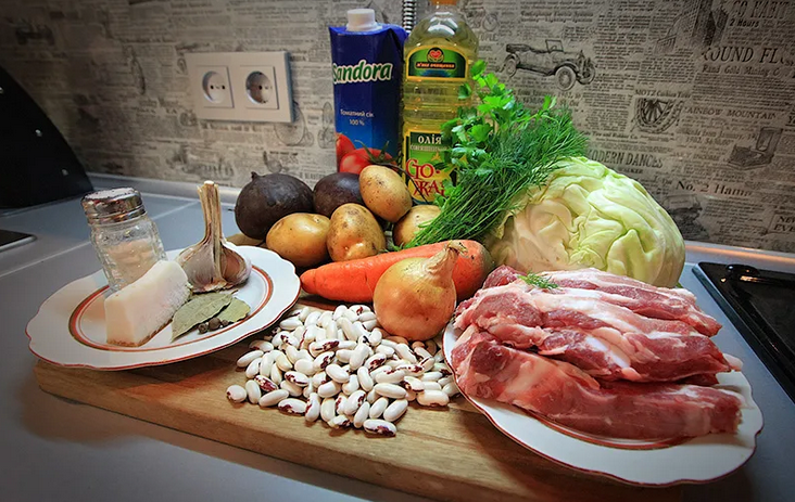 Ingrédients pour le borsch avec de la viande