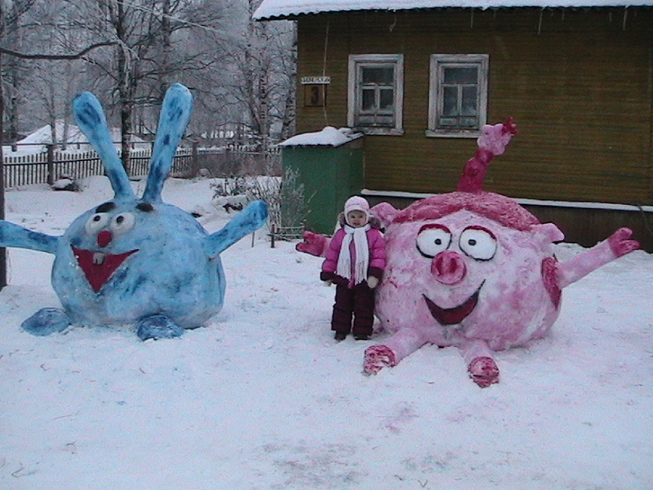 Siffror av smeshariki från snö nära huset