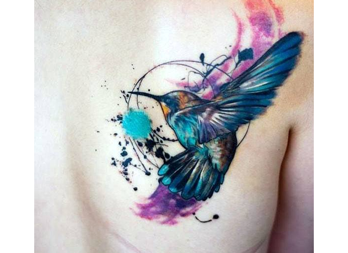 Beaux tatouages \u200b\u200bavec des oiseaux sur une lame d'épaule