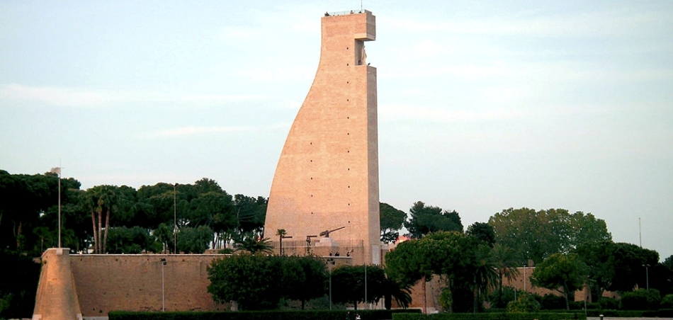 Emlékmű az olasz tengerésznek Brindisi -ben, Apulia, Olaszország