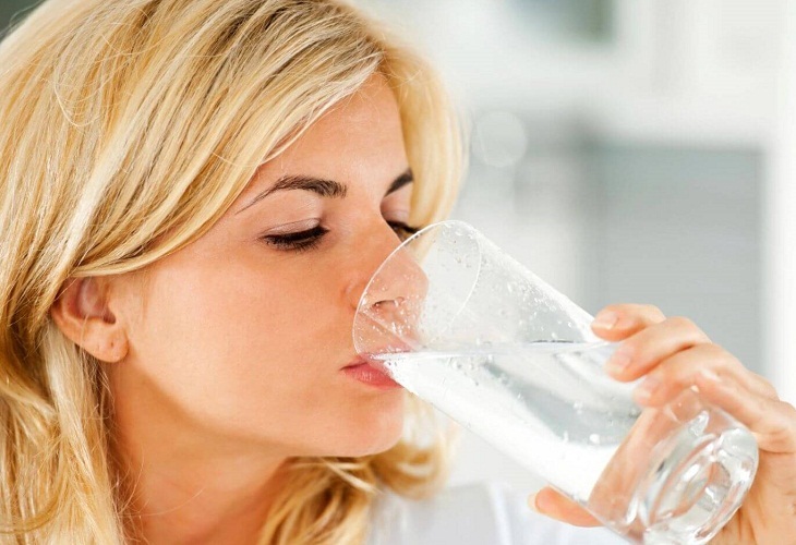 Increíblemente, un vaso regular de agua cruda ayudará a recuperarse y normalizar la presión.