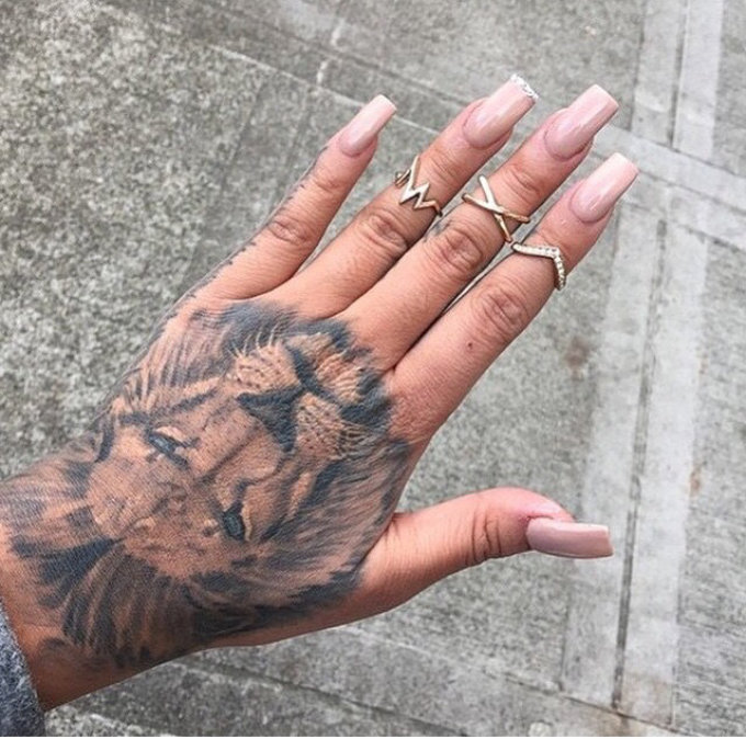 Такая татуировка на кисти руки требует очень проблемного и длительного восстановительного периода
