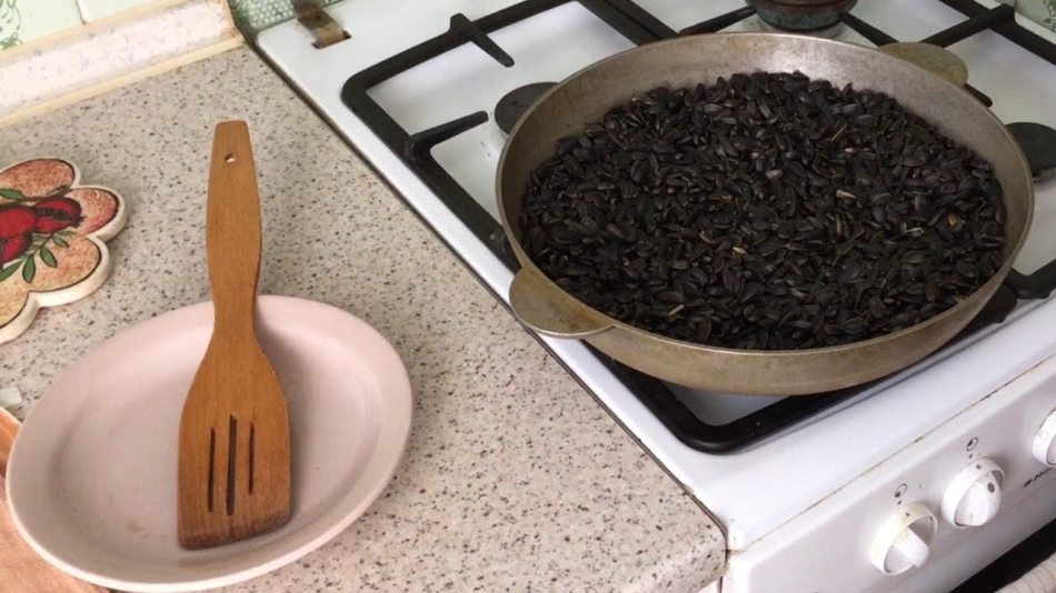 Hogyan lehet örömmel megsüteni a napraforgómagot egy serpenyőben: Egy egyszerű recept só nélkül