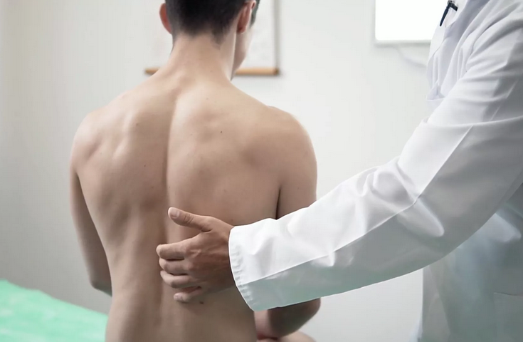 Vertebrolog obravnava bolezni, povezane z hrbtenico