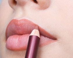 Comment encercler magnifiquement vos lèvres avec un crayon en maquillage: un schéma avec une description, augmenter et diminuer les lèvres avec le maquillage, les conseils de maquilleurs, la photo