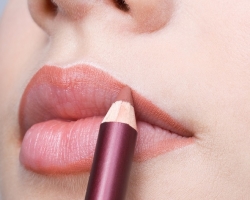 Cómo rodear bellamente los labios con un lápiz en maquillaje: un esquema con una descripción, aumentar y disminuir los labios con maquillaje, consejo de maquillaje, foto