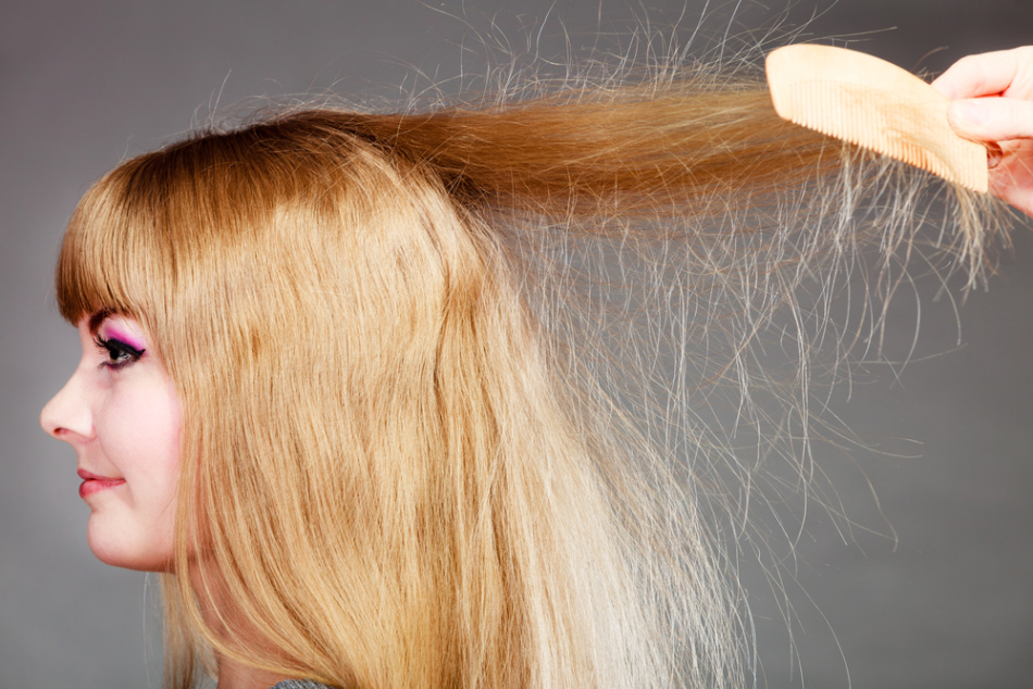 Активно электризующиеся волосы могут послужить предвестником зуда головы