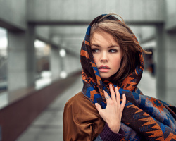 How to tie a scarf and a scarf on your head in different ways? How to tie a scarf on your head in the summer, winter, spring, autumn: exquisite options, photos, videos. How to beautifully wear a scarf with a coat, fur coat, jacket on your head? Hairstyles with a scarf on the head: photo