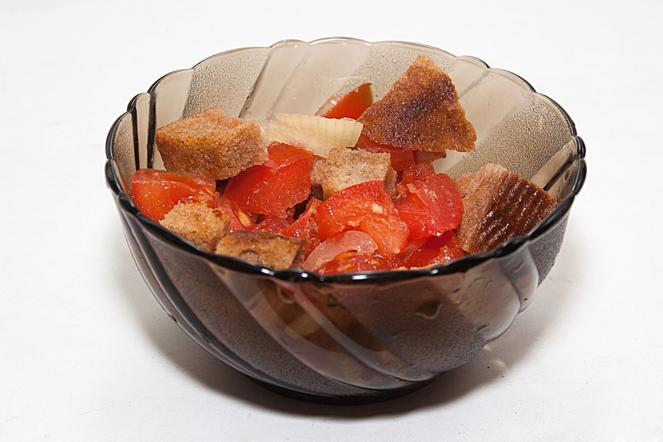 Salad with black bread and tomatoes