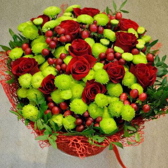 Эти цветы в букете подобраны по контрастной схеме - зеленый и красный стоят напротив друг друга