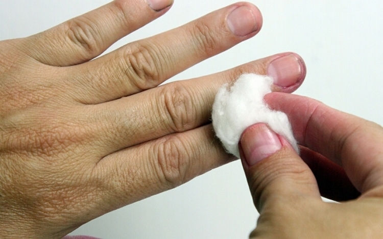 Comment éliminer la teinture capillaire des ongles?