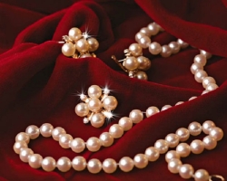 Lamoda - Ventes de bijoux de marque: catalogue, prix, photo. Où acheter des broches de marque, des bracelets, des bagues, des boucles d'oreilles, des colliers, des colliers, des anneaux, des perles, des chaînes, des pendentifs sur Internet?