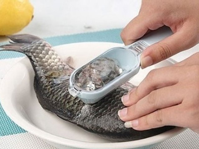 How to easily and quickly clean the scales of river and sea perch with salt, boiling water, knife and grater yourself? How to correctly and quickly clean small and large, fresh and frozen perch: photo and video