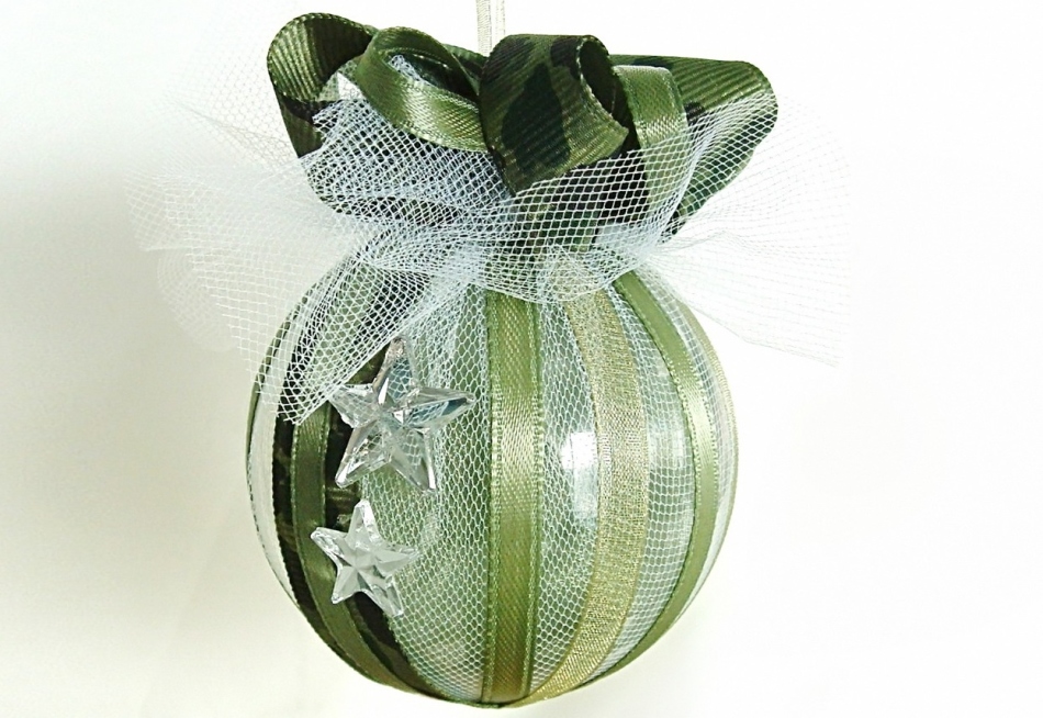 Decoupage of the ball with a net and ribbons - simple and elegant