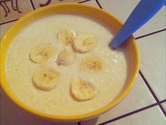 Corn porridge with a banana.