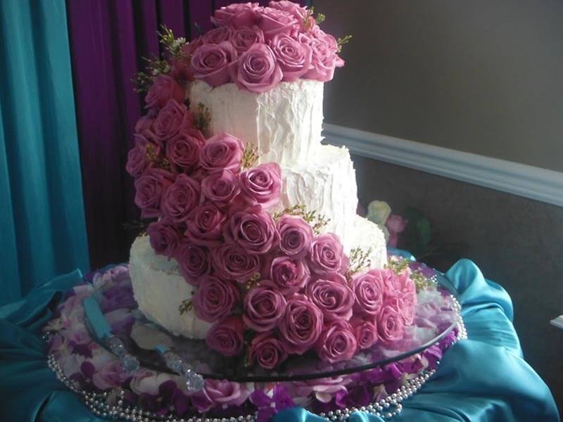 Cake with decor of fresh flowers