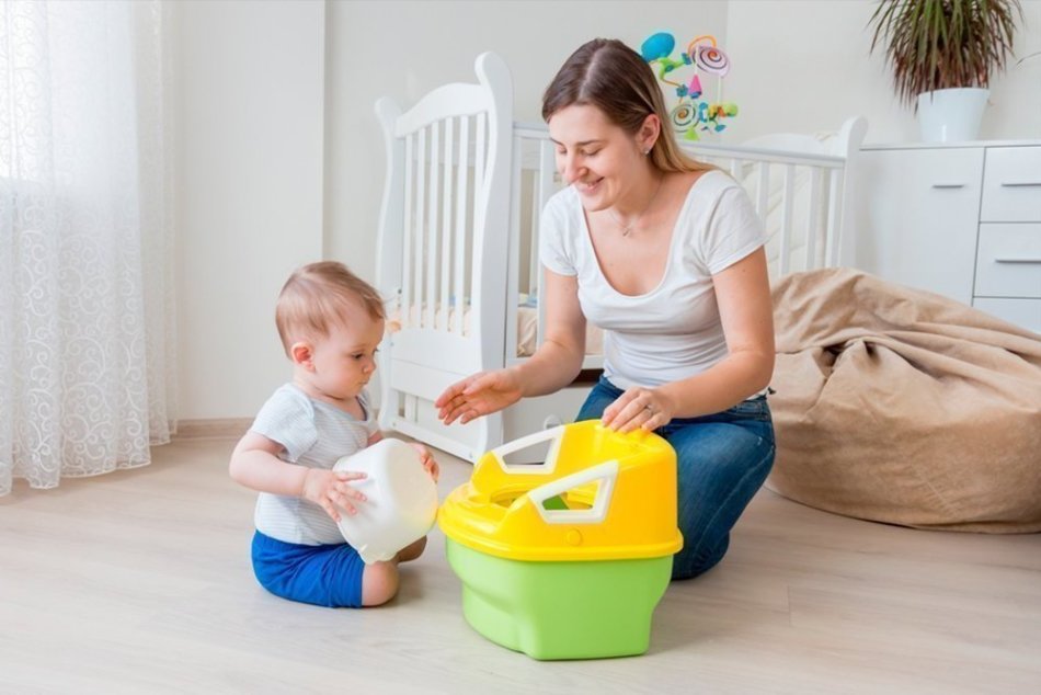 Un enfant peut prendre et donner des choses