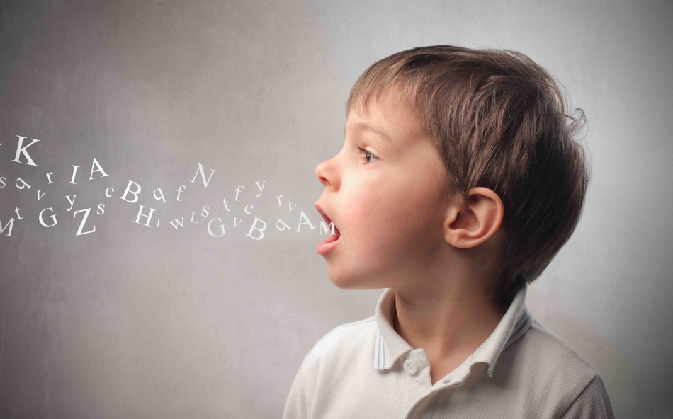 Un enfant ayant un défaut vocal ne fait pas de sons incorrectement