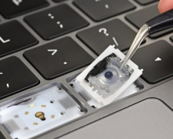 A laptop billentyűzeten lévő kulcsok ragaszkodnak: okok, mit kell tenni?