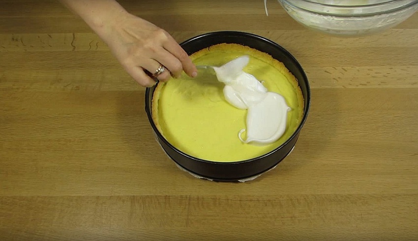 Творожный пирог «слезы ангела»: распределение белковой массы по поверхности десерта