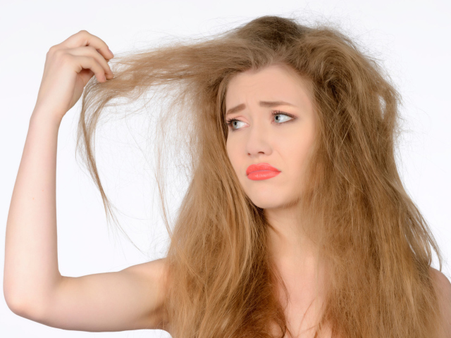 Электризуются волосы — что делать?