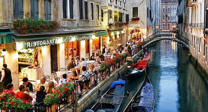 Restaurant de rue à Venise Italie