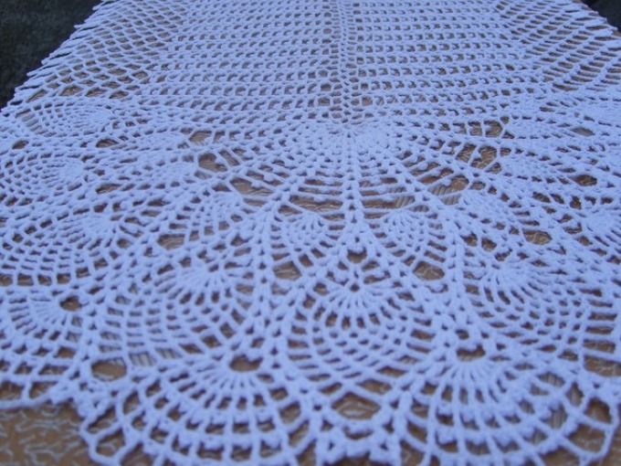 Comment crocheter une belle serviette ouverte blanche ovale: un schéma avec une description