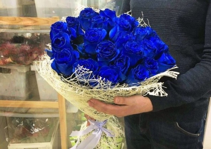 Bouquet con rosas azules