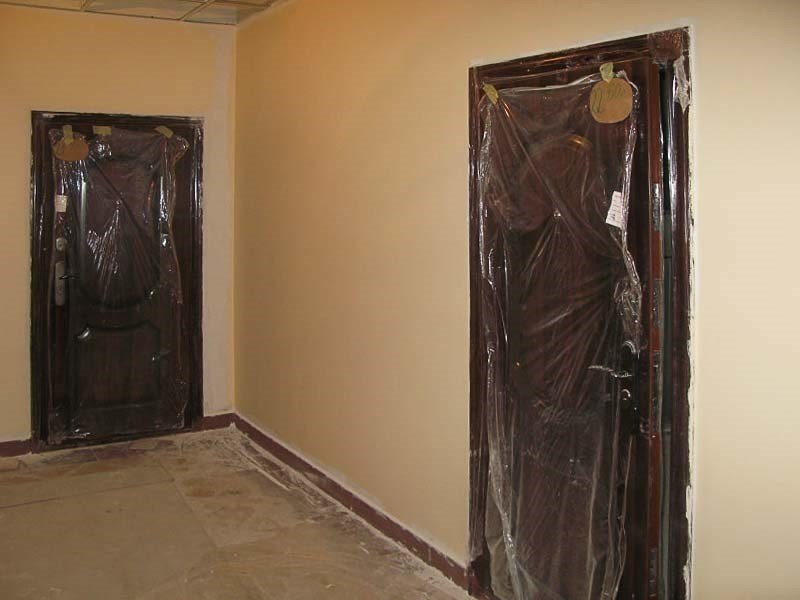 Чем отмыть монтажную пену с металлической и деревянной двери после ремонта?