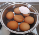 Apakah saya perlu menambahkan telur - telur utuh atau kuning telur dalam daging cincang untuk pangsit: Apa lagi yang ditambahkan untuk membuat isian lezat dan berair?