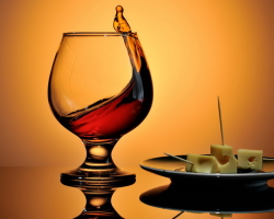 Comment Cognac affecte-t-il les vaisseaux du cœur et du cerveau? Cognac développe ou rétrécit les vaisseaux sanguins, est-il utile pour les vaisseaux cardiaques et sanguins? Est-ce possible et comment prendre le cognac à des fins thérapeutiques pour les vaisseaux sanguins?