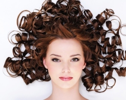 Kako lepo položiti kodraste lase pri ženskah? Kako izbrati pričesko za kodraste lase, odvisno od oblike obraza?